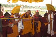 Его Святейшество Далай-лама торжественно открывает новый внутренний двор для проведения философских диспутов в монастыре Ташилунпо в последний день своего визита в Билакуппе. Карнатака, Индия. 12 июля 2013 г. Фото: Тензин Такла (офис ЕСДЛ)