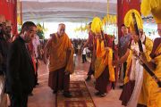 Его Святейшество Далай-лама прибыл в тантрический монастырь-университет Гьюдмед, чтобы даровать двухдневные учения по махамудре. Хунсур, Карнатака, Индия. 14 июля 2013 г. Фото: Тензин Такла (офис ЕСДЛ)