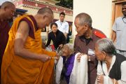 Его Святейшество Далай-лама дарует благословение пожилым тибетцам во время посещения ньингмапинского монастыря в тибетском поселении Хунсур. Карнатака, Индия. 15 июля 2013 г. Фото: Тензин Такла (офис ЕСДЛ)