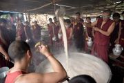 Монахи тантрического монастыря Гьюдмед готовят чай для слушателей учений Его Святейшества Далай-ламы. Хунсур, Карнатака, Индия. 15 июля 2013 г. Фото: Тензин Такла (офис ЕСДЛ)