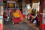 Его Святейшество Далай-лама беседует с настоятелем ньингмапинского монастыря во время визита в тибетское поселение Хунсур. Карнатака, Индия. 15 июля 2013 г. Фото: Тензин Такла (офис ЕСДЛ)