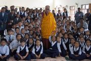 Его Святейшество Далай-лама фотографируется с учениками Центральной школы для тибетцев в Хунсуре, куда он прибыл для участия в торжественном открытии нового актового зала. Хунсур, Карнатака, Индия. 14 июля 2013 г. Фото: Тензин Такла (офис ЕСДЛ)