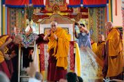 Его Святейшество Далай-лама прощается со слушателями после завершения посвящения долгой жизни в тантрическом монастыре Гьюдмед. Хунсур, Карнатака, Индия. 16 июля 2013 г. Фото: Тензин Пунцог (офис ЕСДЛ)