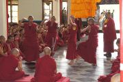 Монахи монастыря Дрепунг Лачи проводят философский диспут во время посещения Его Святейшества Далай-ламы. Мундгод, Карнатака, Индия. 20 июля 2013 г. Фото: Тензин Такла (офис ЕСДЛ)