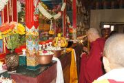 Его Святейшество Далай-лама зажигает масляный светильник в монастыре Сакья. Мундгод, Карнатака, Индия. 20 июля 2013 г. Фото: Тензин Такла (офис ЕСДЛ)