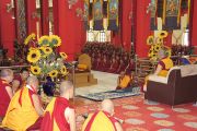 Его Святейшество Далай-лама обращается к собранию монахов монастыря Дрепунг Гоманг. Мундгод, Карнатака, Индия. 19 июля 2013 г. Фото: Тензин Такла (офис ЕСДЛ)