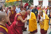 Его Святейшество Далай-ламу торжественно встречают в монастыре Сакья. Мундгод, Карнатака, Индия. 20 июля 2013 г. Фото: Тензин Такла (офис ЕСДЛ)