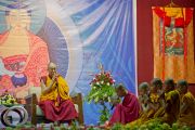 Группа молодых монахов читает "Сутру сердца" перед началом учений Его Святейшества Далай-ламы в Пуне, проводившихся по просьбе организации "Буддаяна Махасангха". Махараштра, Индия. 27 июля 2013 г. Фото: Тензин Чойджор (офис ЕСДЛ)
