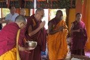 Его Святейшество Далай-лама в буддийском храме Махакашьяпа Махавихара на второй день своего трехдневного визита в Пуну. Махараштра, Индия. 27 июля 2013 г. Фото: Тензин Чойджор (офис ЕСДЛ)