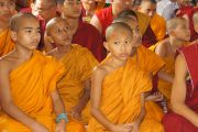 Юные монахи слушают Его Святейшество Далай-ламу в буддийском храме Махакашьяпа Махавихара в Пуне. Махараштра, Индия. 27 июля 2013 г. Фото: Тензин Чойджор (офис ЕСДЛ)