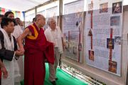Его Святейшество Далай-лама осматривает экспозицию в новом Тибетском павильоне в музее истории Индии им. Шиваджи Махараджи в Пуне. Махараштра, Индия. 28 июля 2013 г. Фото: Тензин Чойджор (офис ЕСДЛ)