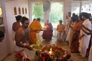 Его Святейшество Далай-лама принимает участие в ритуале огненной пуджи в музее истории Индии им. Шиваджи Махараджи в Пуне. Махараштра, Индия. 28 июля 2013 г. Фото: Тензин Чойджор (офис ЕСДЛ)