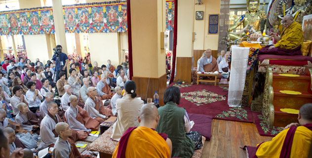 В Дхарамсале Его Святейшество Далай-лама начал учения для корейских буддистов