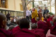 Его Святейшество Далай-лама приветствует тибетских учеников перед началом заключительного дня трехдневных учений в главном тибетском храме. Дхарамсала, Индия. 27 августа 2013 г. Фото: Тензин Чойджор (офис ЕСДЛ)