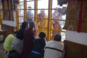Его Святейшество Далай-лама приветствует слушателей, собравшихся на последний день трехдневных учений в главном тибетском храме. Дхарамсала, Индия. 27 августа 2013 г. Фото: Тензин Чойджор (офис ЕСДЛ)
