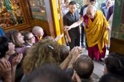 Его Святейшество Далай-лама приветствует слушателей из более чем 60 стран, собравшихся на последний день трехдневных учений в главном тибетском храме. Дхарамсала, Индия. 27 августа 2013 г. Фото: Тензин Чойджор (офис ЕСДЛ)