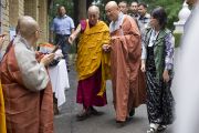 Его Святейшество Далай-лама и члены корейской буддийской общины по дороге в главный тибетский храм в начале третьего дня учений. Дхарамсала, Индия. 27 августа 2013 г. Фото: Тензин Чойджор (офис ЕСДЛ)