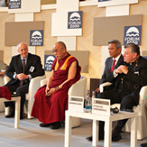 Далай-лама принял участие в конференции “Сообщества в переходный период” в рамках “Форума 2000” в Праге