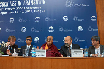 Далай-лама принял участие в заключительной части конференции в рамках “Форума 2000”
