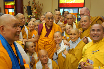 В завершение европейского тура Его Святейшество Далай-лама посетил вьетнамский храм Вьен Зак