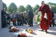 Его Святейшество Далай-лама возлагает цветы к памятнику Свободе. Рига, Латвия. 9 сентября 2013 г. Фото: Игорь Янчеглов (Фонд "Сохраним Тибет")