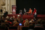 На встрече Его Святейшества Далай-ламы с латвийскими буддистами и сторонниками Тибета в кинотеатре Splendid Palace. Рига, Латвия. 9 сентября 2013 г. Фото: Игорь Янчеглов (Фонд "Сохраним Тибет")