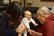 Его Святейшество Далай-лама общается с веселым малышом и его мамой, живущими с ним в одной гостинице. Рига, Латвия. 10 сентября 2013 г. Фото: Джереми Рассел (офис ЕСДЛ)
