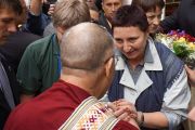В Вильнюсе Его Святейшеству Далай-ламе подарили традиционный литовский пояс. Вильнюс, Литва. 11 сентября 2013 г. Фото: Джереми Рассел (офис ЕСДЛ)