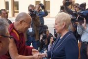 Вице-спикер Ирена Дегутене встречает Его Святейшество Далай-ламу в литовском парламенте. 12 сентября 2013 г. Фото: Джереми Рассел (офис ЕСДЛ)