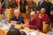 Его Святейшество Далай-лама выступает в литовском парламенте. Вильнюс, Литва. 12 сентября 2013 г. Фото: Джереми Рассел (офис ЕСДЛ)