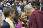 После лекции одна из юных слушательниц подарила Его Святейшеству Далай-ламе четки. Вильнюс, Литва. 13 сентября 2013 г. Фото: Джереми Рассел (офис ЕСДЛ)