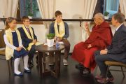 Дети берут у Его Святейшества Далай-ламы интервью для LRytas TV. Вильнюс, Литва. 13 сентября 2013 г. Фото: Джереми Рассел (офис ЕСДЛ)