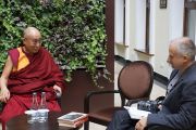 Гинас Дабазинскас берет у Его Святейшества Далай-ламы интервью для радиостанции Laisvoji Banga. Вильнюс, Литва. 13 сентября 2013 г. Фото: Джереми Рассел (офис ЕСДЛ)