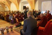 Его Святейшество Далай-лама на встрече с латвийскими буддистами. Вильнюс, Литва. 13 сентября 2013 г. Фото: Джереми Рассел (офис ЕСДЛ)