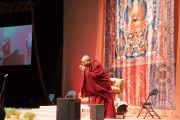 Его Святейшество Далай-лама приветствует слушателей, собравшихся на его лекцию в зале Сименс Арена. Вильнюс, Литва. 13 сентября 2013 г. Фото: Джереми Рассел (офис ЕСДЛ)