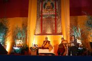 Его Святейшество Далай-лама дарует учение по сочинению геше Лангри Тангпы "Восемь строф для тренировки ума". Прага, Чехия. 15 сентября 2013 г. Фото: Джереми Рассел (офис ЕСДЛ)
