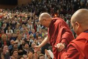 Его Святейшество Далай-лама пожимает руки слушателям  по окончании публичной лекцией в Swiss Life Hall. 18 сентября 2013 г. Фото: Джереми Рассел (ОЕСДЛ)