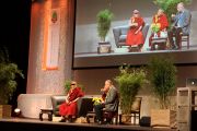 Его Святейшество Далай-лама выступает с публичной лекцией в Swiss Life Hall. 18 сентября 2013 г. Фото: Джереми Рассел (ОЕСДЛ)