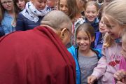 Его Святейшество Далай-лама приветствует учеников, ожидающих его у IGS Hanover. 18 сентября 2013 г. Фото: Джереми Рассел (ОЕСДЛ)