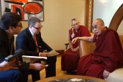 Его Святейшество  Далай-лама дает интервью Hospodarske noviny, самой крупной газете Чехии в Праге 16 сентября 2013 г. Фото: Джереми Рассела (ОЕСДЛ)