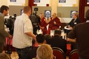 Его Святейшество Далай-лама на пресс-конференции в Зофинском дворце в Праге 17 сентября 2013 г. Фото: Джереми Рассела (ОЕСДЛ)