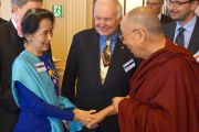 Его Святейшество  Далай-лама и Аун Сан Су Чжи на встрече консультационного совета Форума 2000 и членов "Общей инициативы" в Праге 16 сентября 2013 г. Фото: Джереми Рассела (ОЕСДЛ)