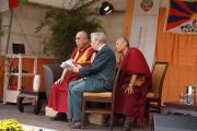 Его Святейшество Далай-лама отвечает на вопросы слушателей во время публичного выступления в Штайнхуде, Германия, 19 сентября 2013 г. Фото: Джереми Рассел (Офис ЕСДЛ)