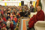 Его Святейшество Далай-лама выступает перед школьниками во время визита в Штайнхудскую гимназию в Штайнхуде, Германия, 19 сентября 2013 г. Фото: Джереми Рассел (Офис ЕСДЛ)