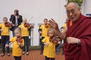 Школьники музыкой встречают прибытие Его Святейшества Далай-ламы в Вунстрофскую ратушу в Вунсторфе, Германия, 19 сентября 2013 г. Фото: Джереми Рассел (Офис ЕСДЛ)