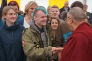 Его Святейшество Далай-лама приветствует своих доброжелателей после визита в Штайнхудскую гимназию в Штайнхуде, Германия, 19 сентября 2013 г. Фото: Джереми Рассел (Офис ЕСДЛ)