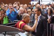 Его Святейшество Далай-лама прощается с жителями Штайнхуда, Германия, 19 сентября 2013 г. Фото: Джереми Рассел (Офис ЕСДЛ)