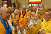 Его Святейшество Далай-лама фотографируется на память с монахами вьетнамского буддийского монастыря Вьен Зак. Ганновер, Германия. 20 сентября 2013 г. Фото: Джереми Рассел (офис ЕСДЛ)