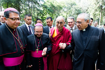 В Мехико Далай-лама начал учения по поэме Шантидевы «Путь бодхисаттвы» и посетил Папский университет