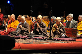 В Нью-Йорке Далай-лама завершил объяснения «Сутры сердца» и перешел к учениям по поэме Шантидевы «Путь бодхисаттвы»